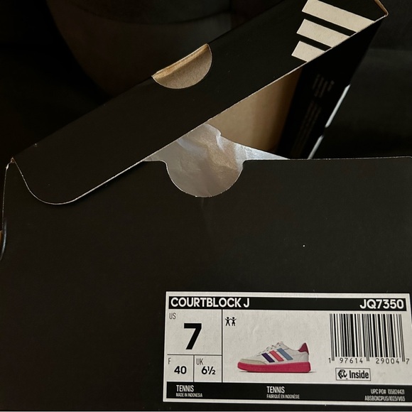 Adidas COURTBLOCK SHOES kids size 7 - Picture 4 of 5